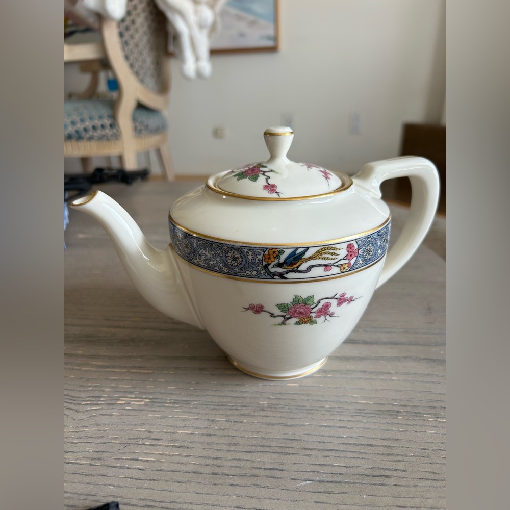 LENOX Antique Ming Fine Porcelain Lidded Teapot with Gold Trim